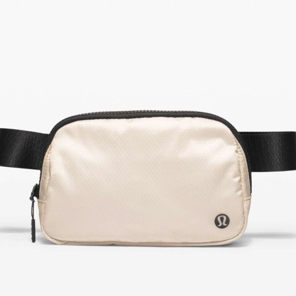 ⬇️ Lululemon Everywhere Belt Bag *1L White Opal / Black